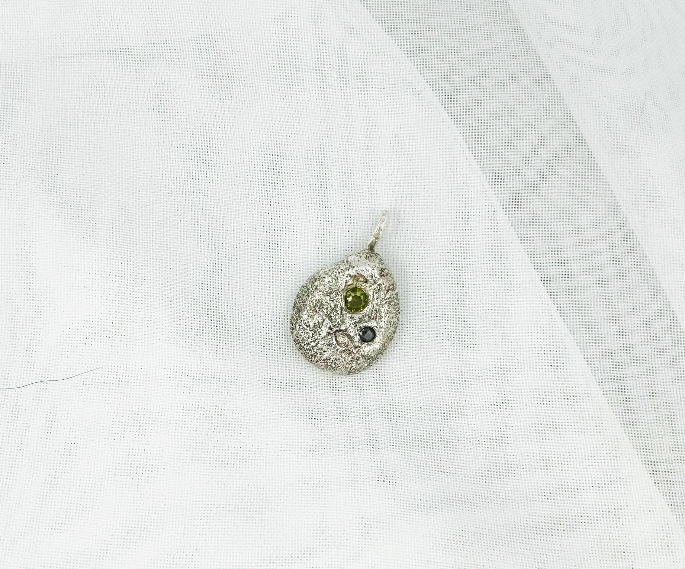 Hanger met olijf en zwarte briljant