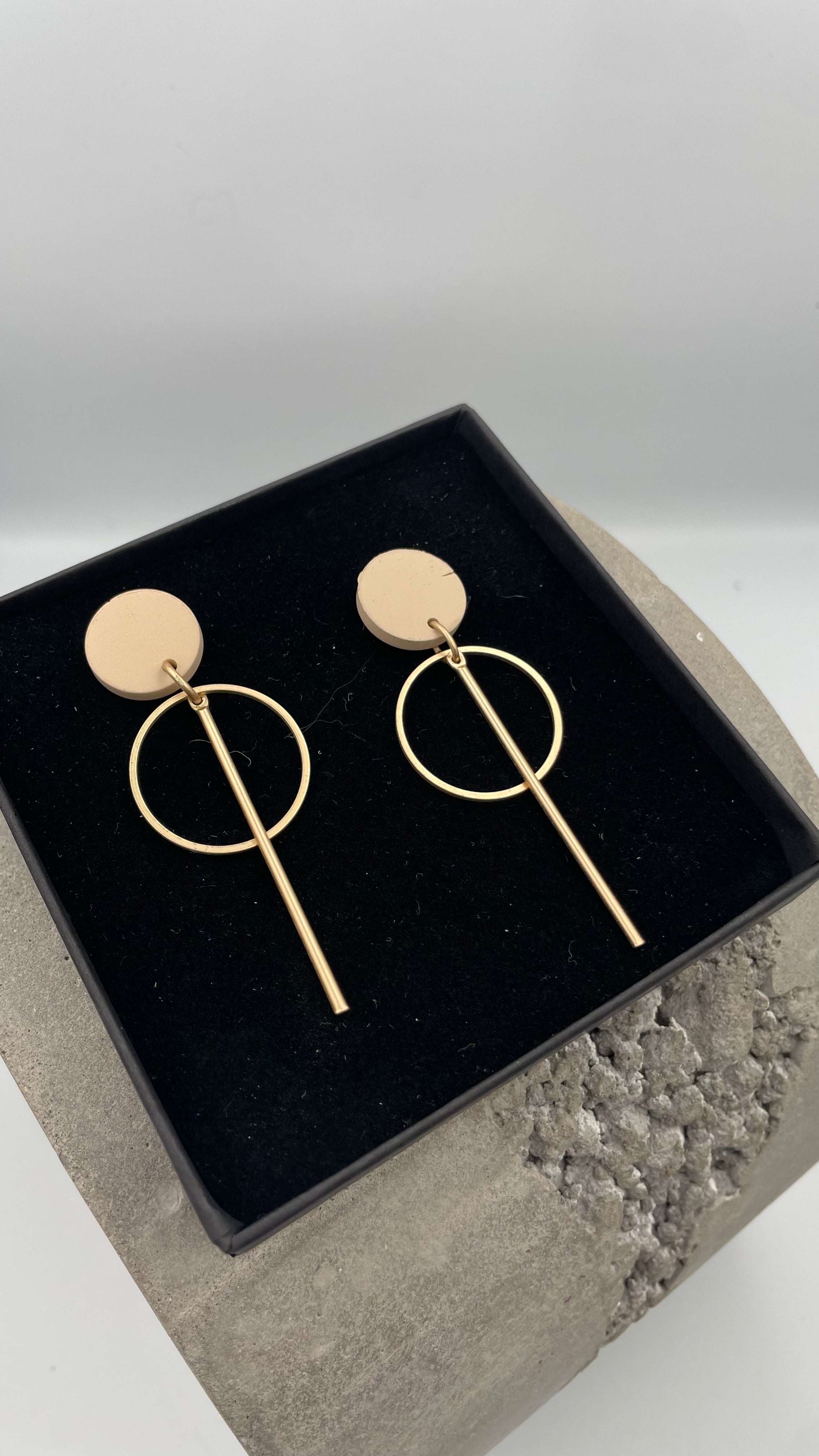 Nude and mat gold