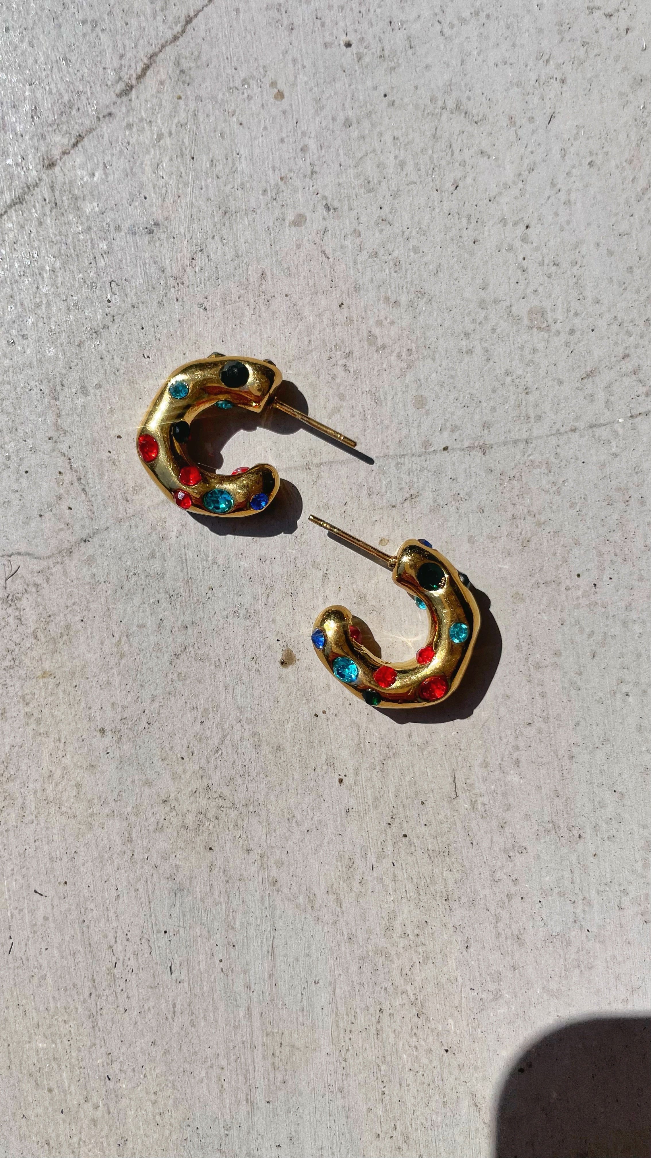 Beachproof hoop with stones