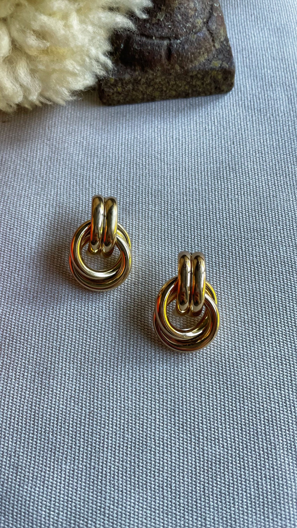 Studs gold knot