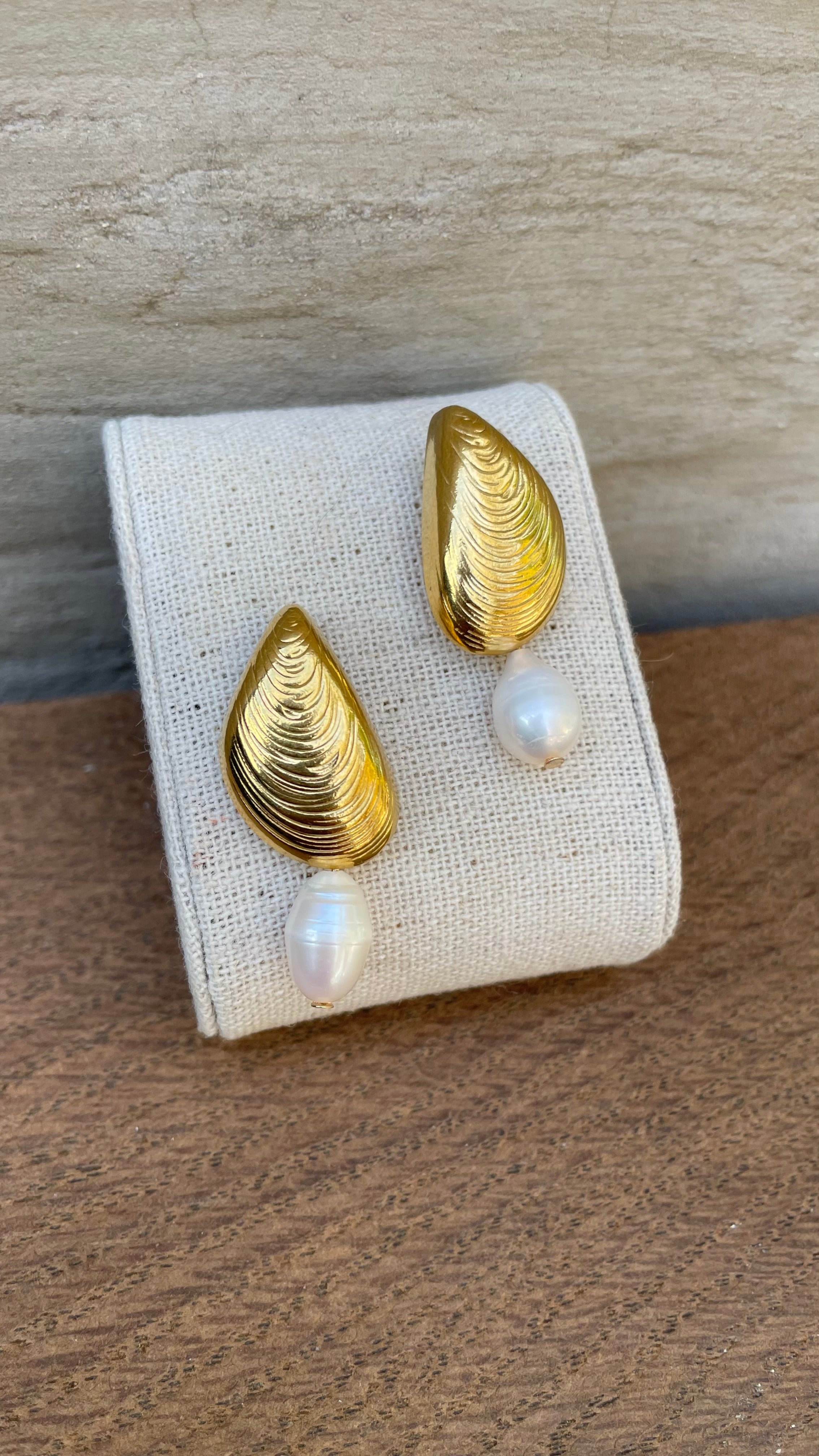 Golden mussels