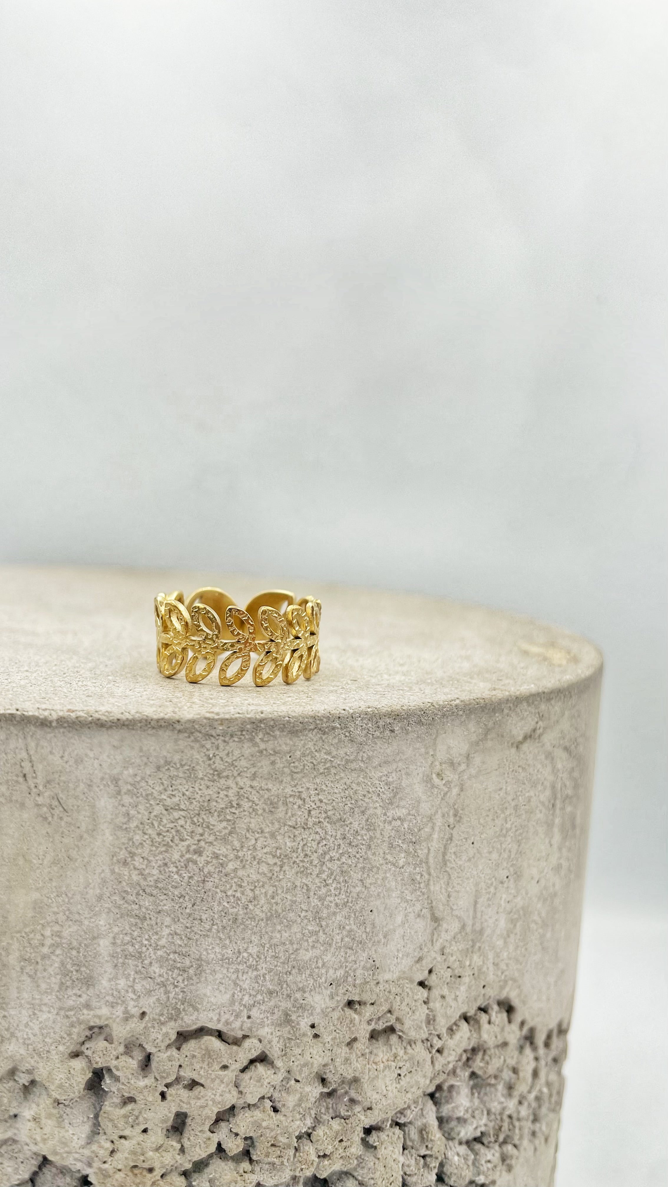 Ring met blaadjes