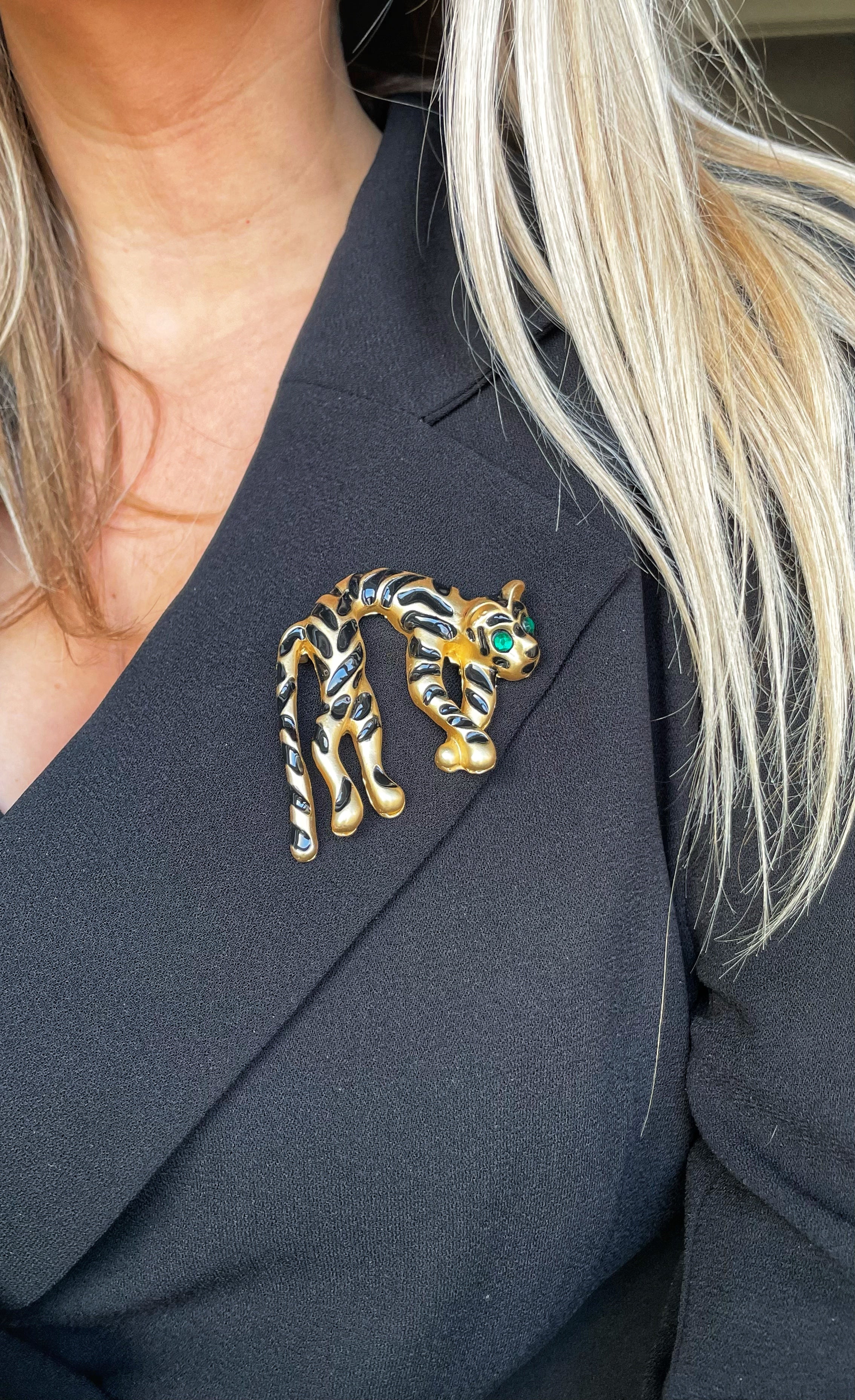 Tiger broche lying