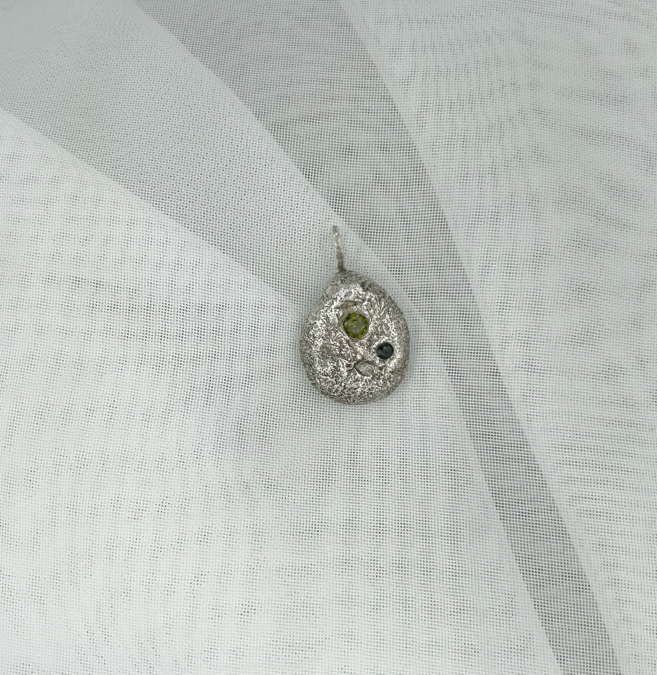 Hanger met olijf en zwarte briljant